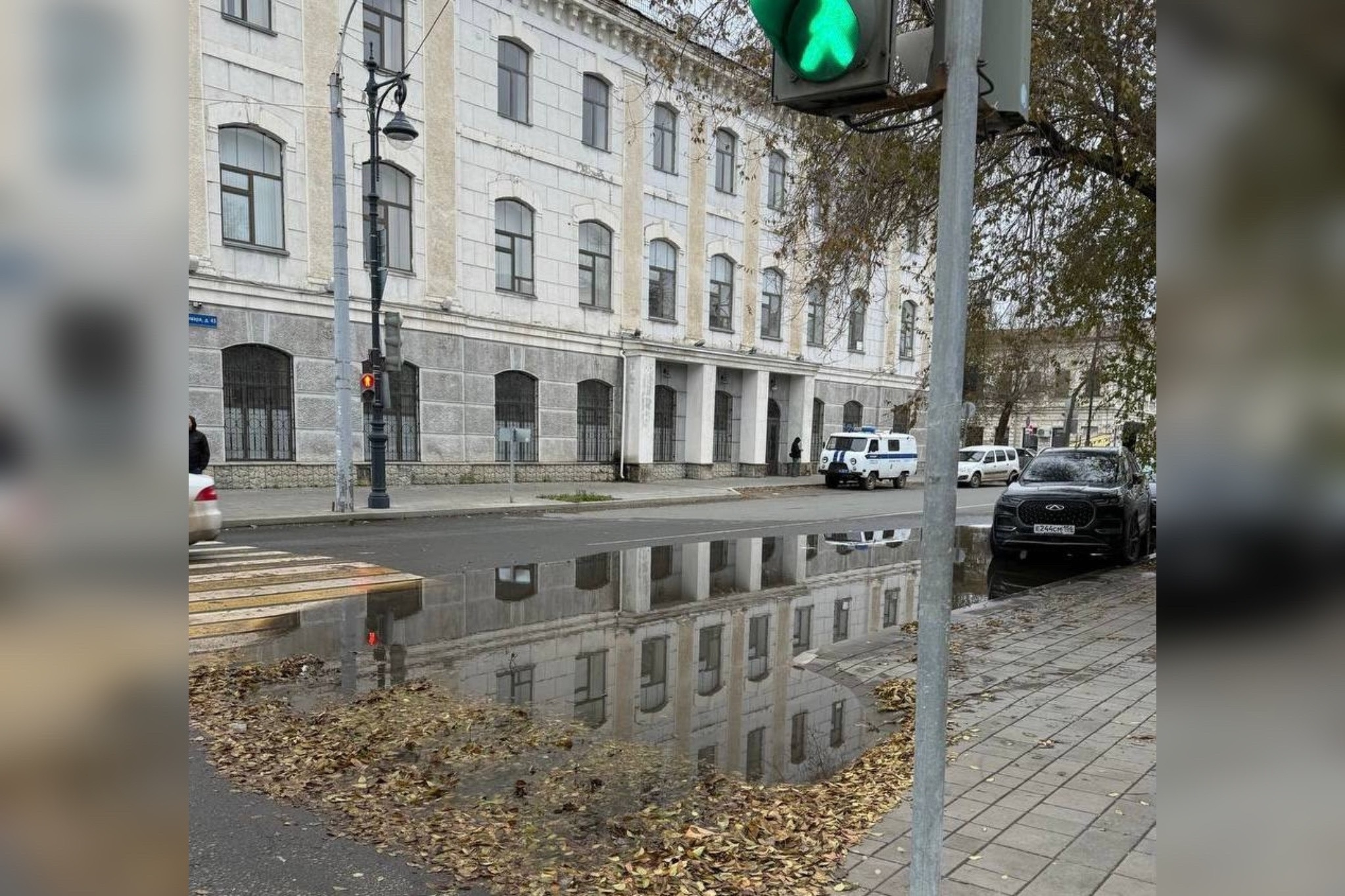 Вечная лужа в центре Оренбурга на улице Кирова, фото местных жителей