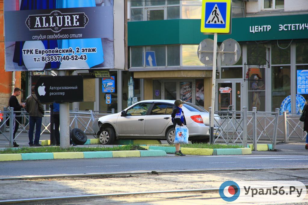 В Орске водитель Renault протаранил забор