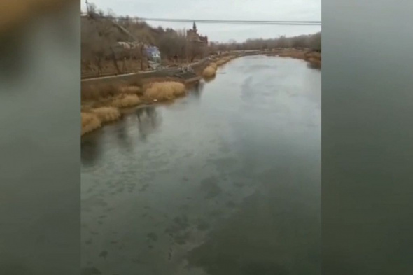 В воду упал трактор: Полиция Оренбурга установила обстоятельства загрязнения реки Урал