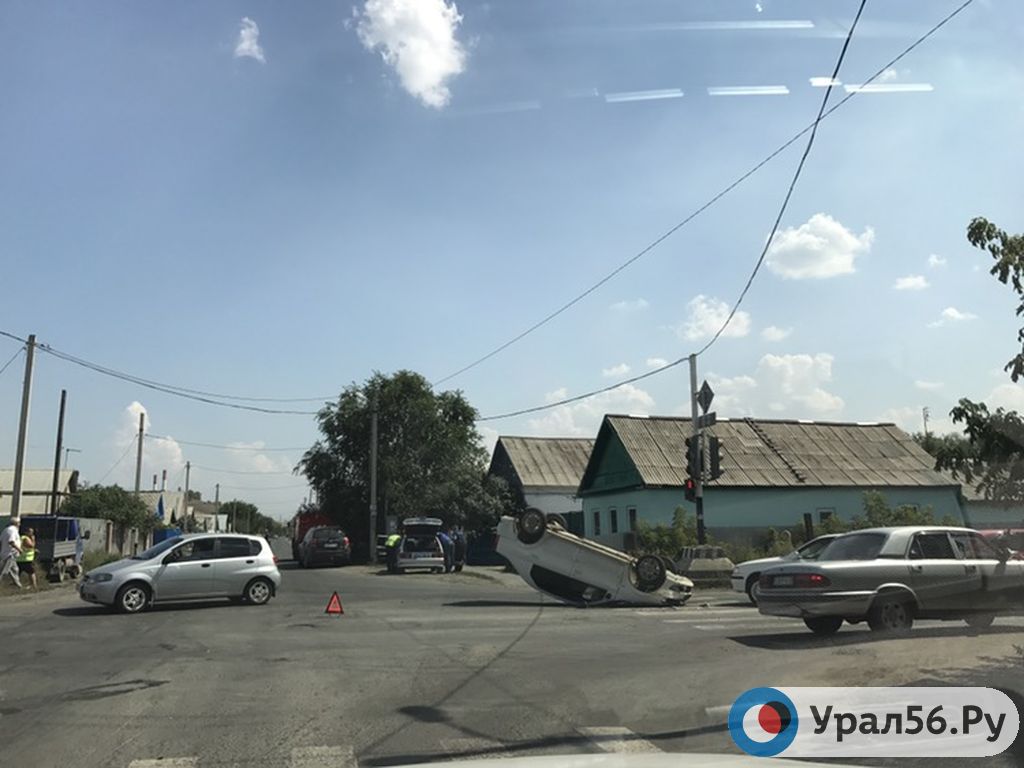 В Орске в результате ДТП перевернулся автомобиль