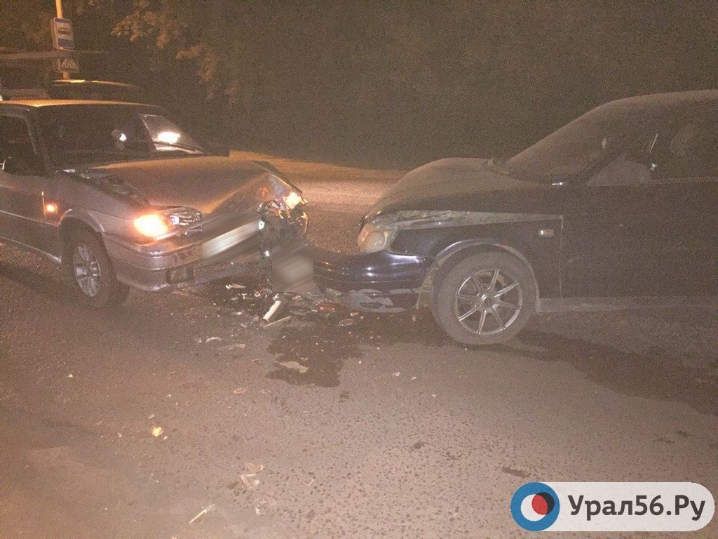 В Орске лоб в лоб столкнулись два ВАЗа