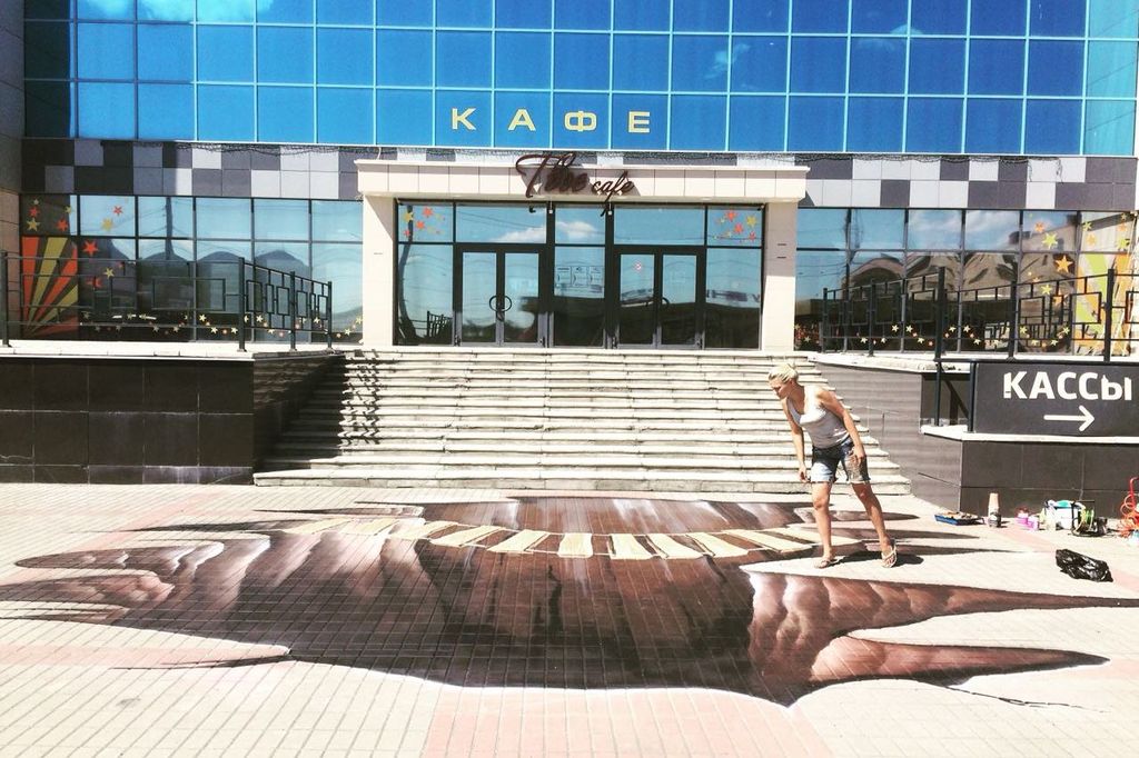Перед киноцентром «Орск» появилась огромная яма