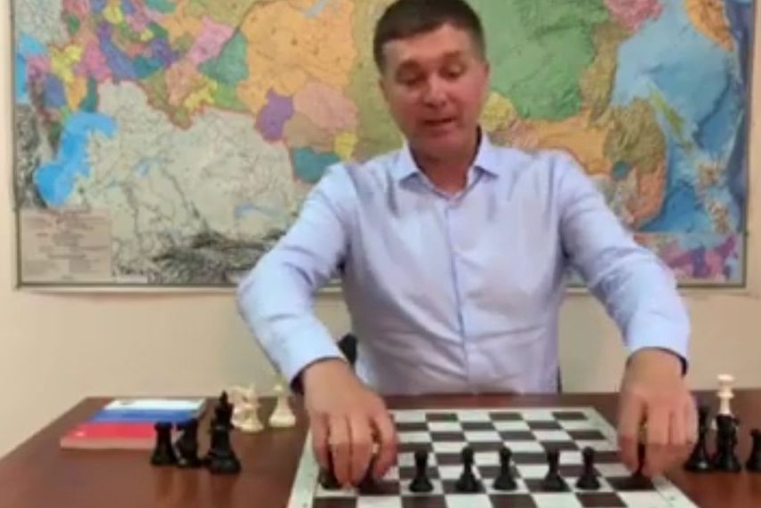 Скриншот с видео: Ринат Хамиев показывает 