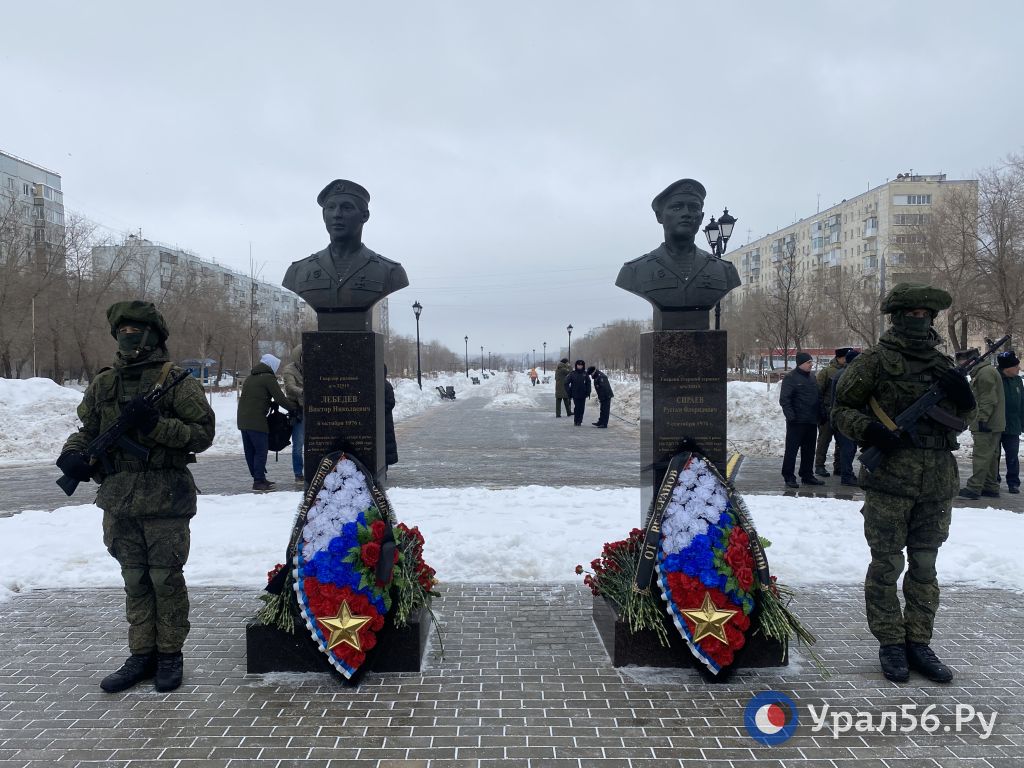 Памятники воинам Виктору Лебедеву и Рустаму Сираеву в Оренбурге