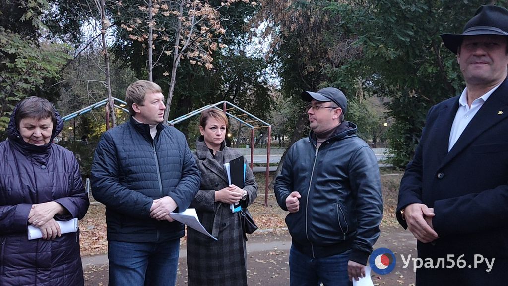 Участники собрания о будущем поврежденного дома на улице Чичерина, Оренбург