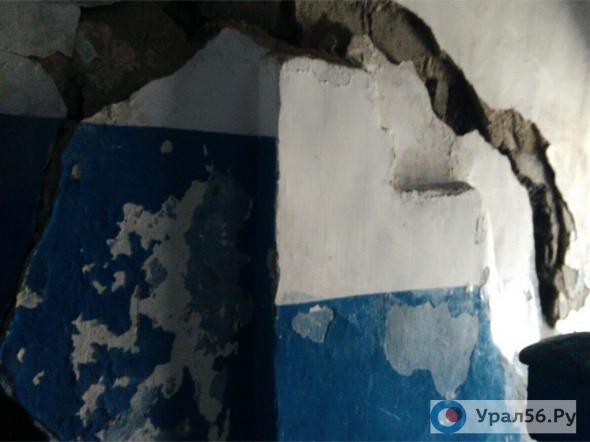 В жилом доме на улице Суворова в Орске обрушилась часть стены