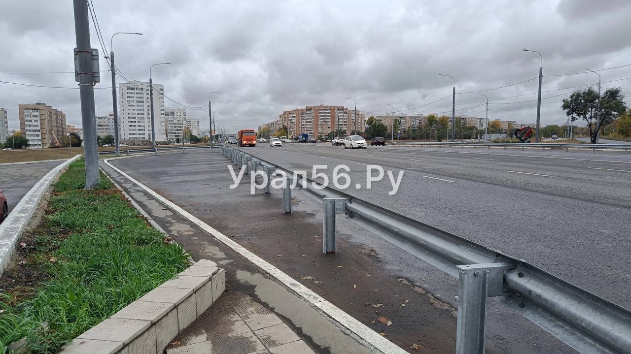 В Оренбурге на Нежинском шоссе дорожные службы установили металлические отбойники и оренбуржцы лишились торговли в этих местах