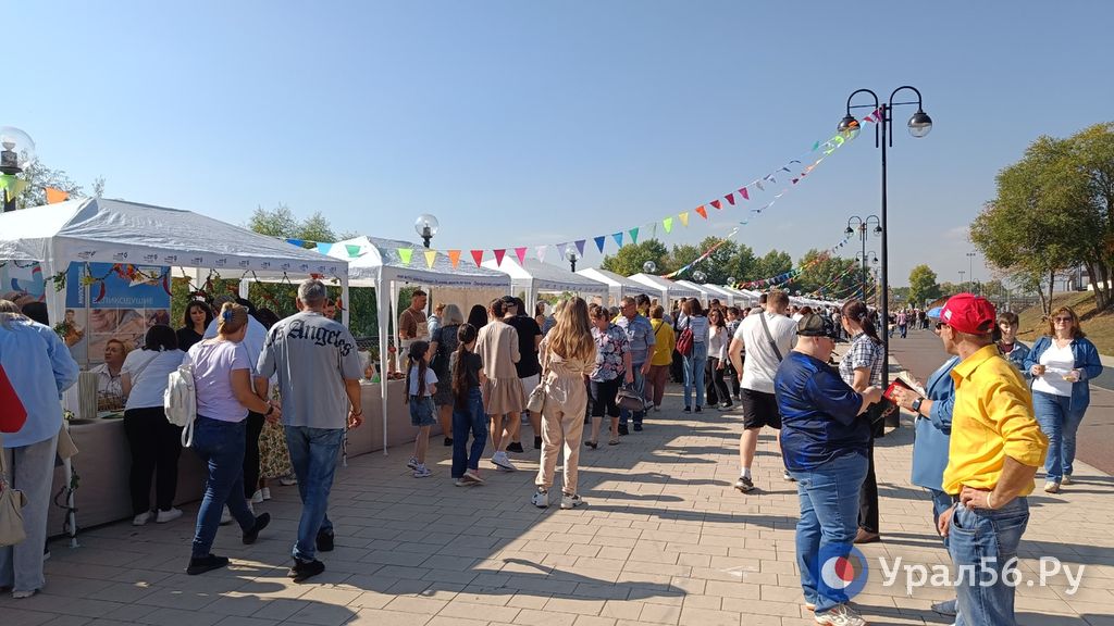 Торговые прилавки на набережной Оренбурга