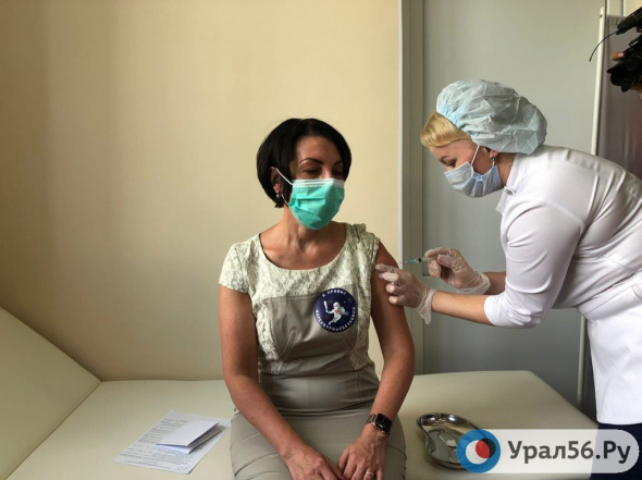 Министр здравоохранения Оренбургской области повторно вакцинировалась от Covid-19. Среди привившихся и другие министры