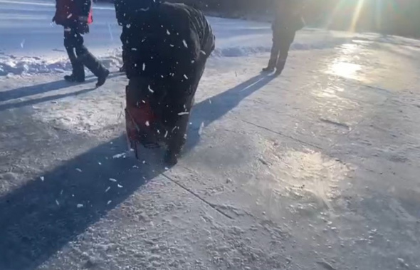 В Оренбурге приступили к заготовке льда для создания новогоднего городка и резных фигур