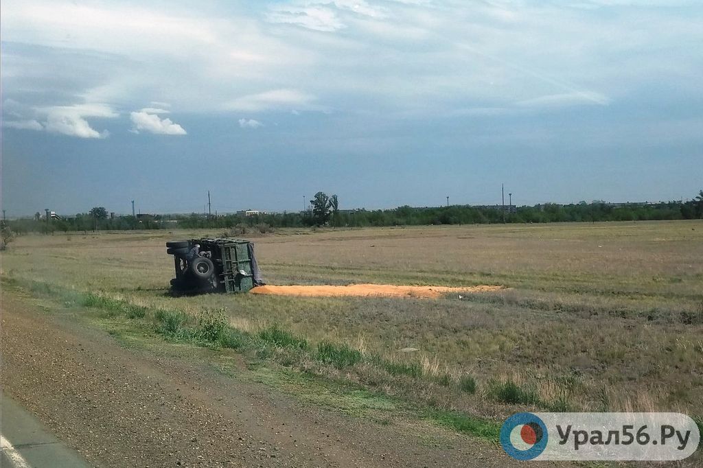На выезде из Орска перевернулся прицеп с песком