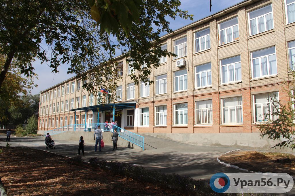 Около трех школ Орска установят пешеходные ограждения