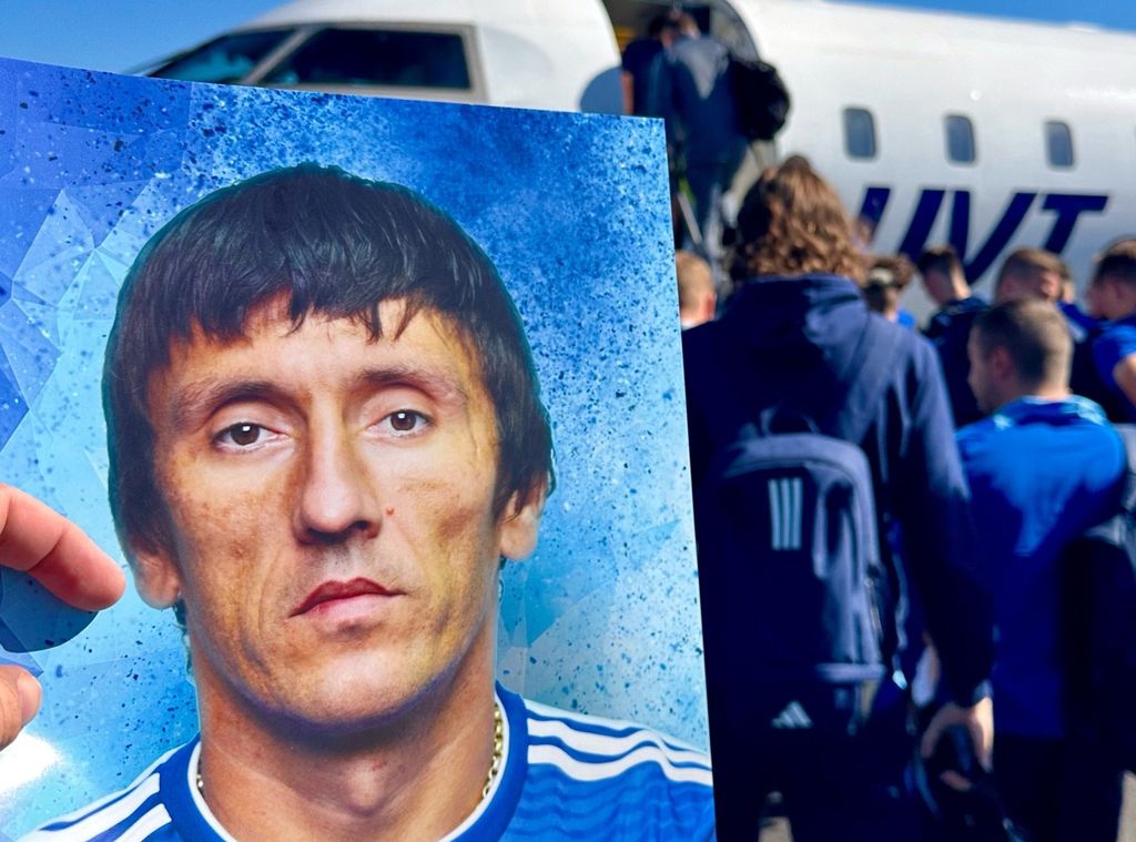 Команда взяла с собой портрет спортивного директора Дмитрия Андреева, который на год отстранен от футбола. Фото: ФК «Оренбург»