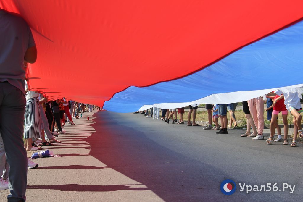 Флаг России на улице Российской, село Подгородняя Покровка, Оренбургская область