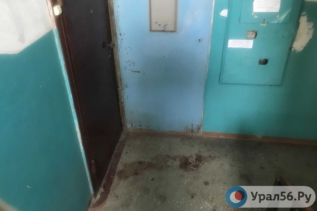 Следы крови около квартиры, где произошла трагедия 