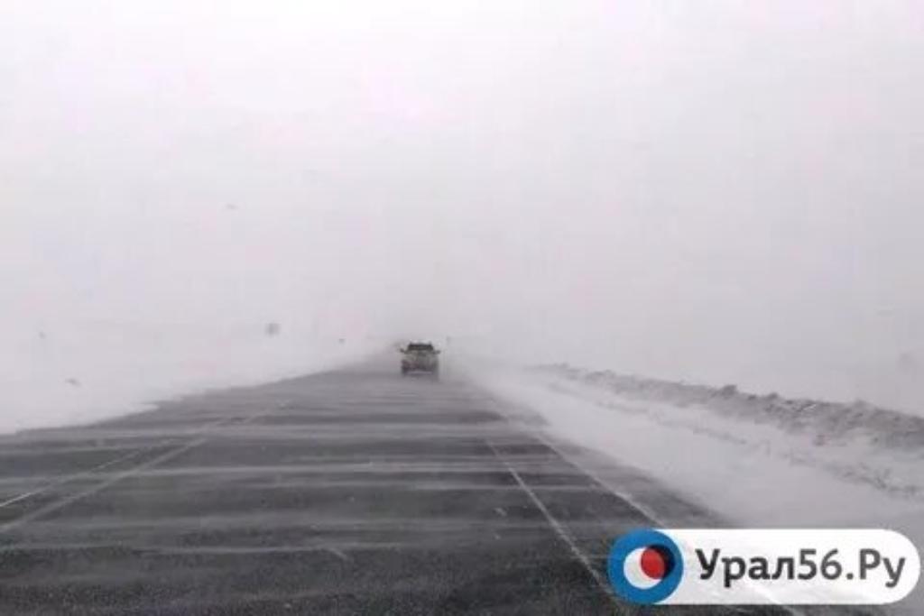 Трасса в Оренбургской области в метель. Фото из архива