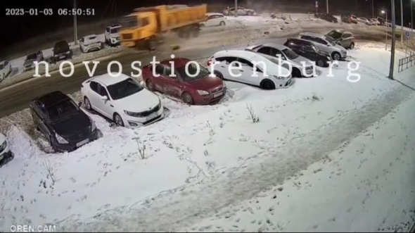 В Оренбурге водитель грузовика снес девять припаркованных автомобилей, уснув за рулем (видео)