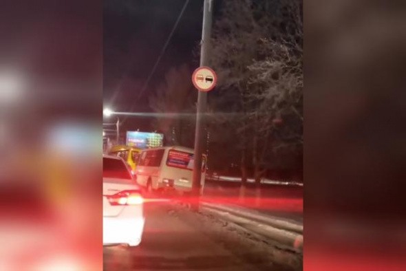 Водители автобусов в Оренбурге гоняют по обочине из-за утренних пробок (видео)