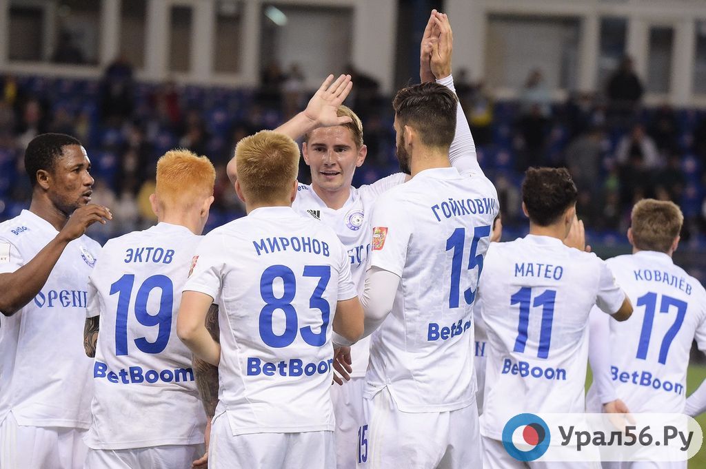 Футболисты ФК «Оренбург» празднуют гол