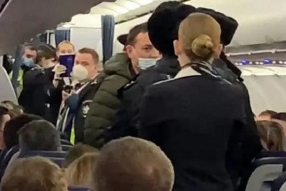 Из-за отказа пассажира надеть маску задержали самолет в Шереметьево 