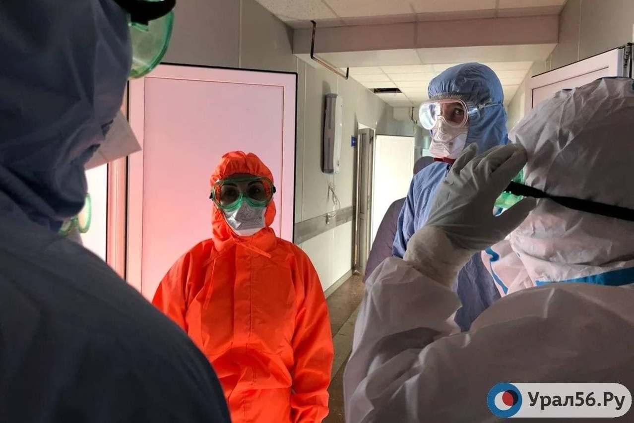 Министр здравоохранения Оренбургской области Татьяна Савинова в красной зоне Оренбургской больницы