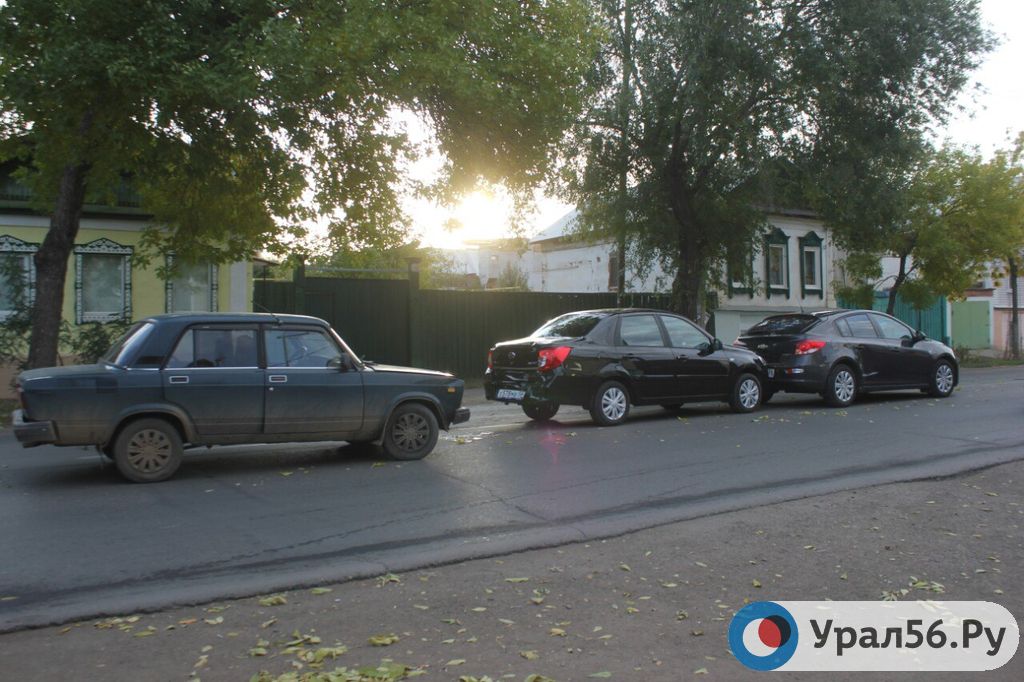 В центре Оренбурга произошло тройное ДТП