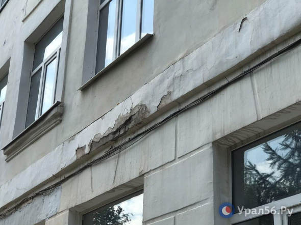 Фасад школы №49 Орска в этом году ремонтировать не будут. Но учебный процесс обещают начать уже 1 сентября