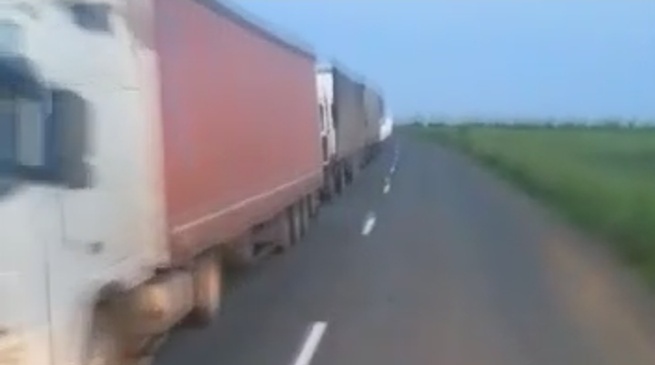 Очевидцы прислали Урал56.Ру видео многокилометровой пробки на российско-казахстанском пункте пропуска