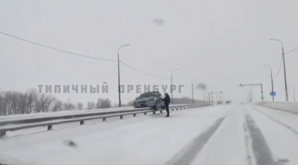 На трассах Оренбурга сильная метель. Ситуация на дорогах (видео)