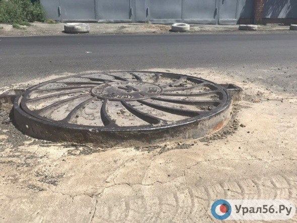 Почему из отремонтированных дорог Орска торчат канализационные люки?