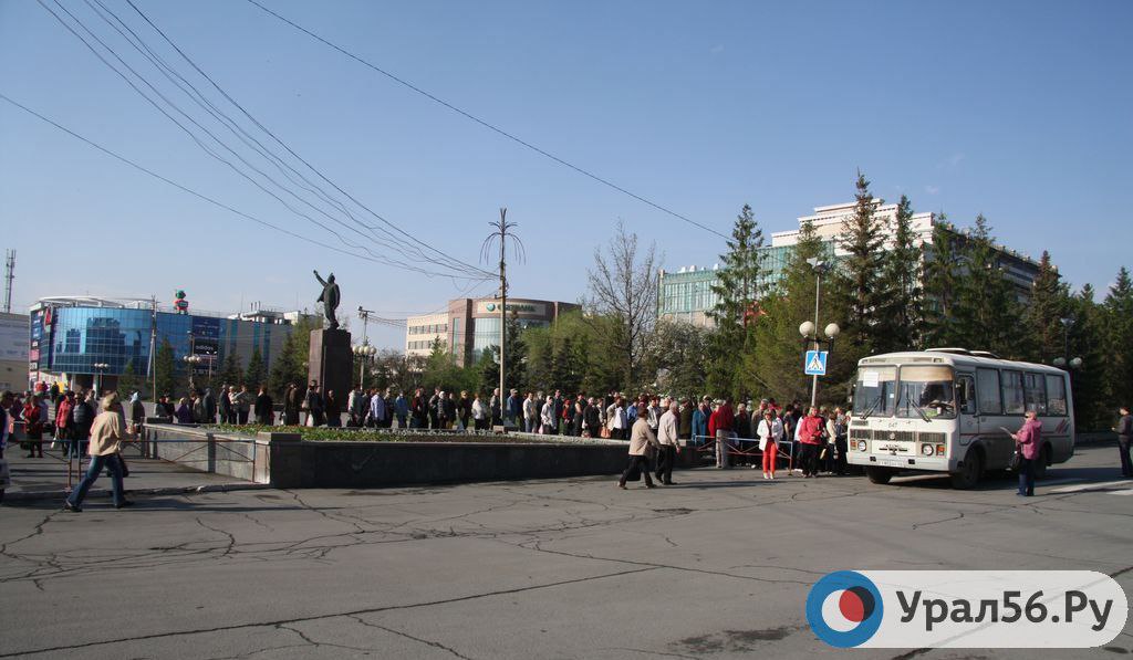 Автобусы на Комсомольской площади на Радоницу