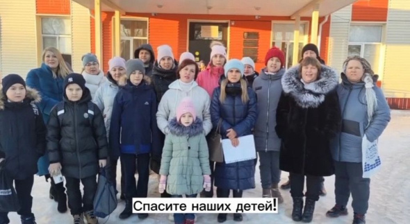 «Мы хотим учиться, а не думать, что на голову повалится потолок»: Родители и ученики школы №65 в Оренбурге записали видеообращение к президенту  