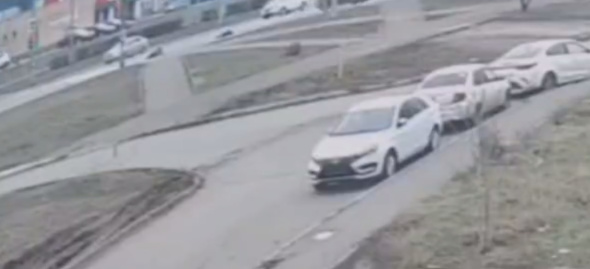 На ул. Салмышской в Оренбурге автомобиль сбил сразу двух пешеходов