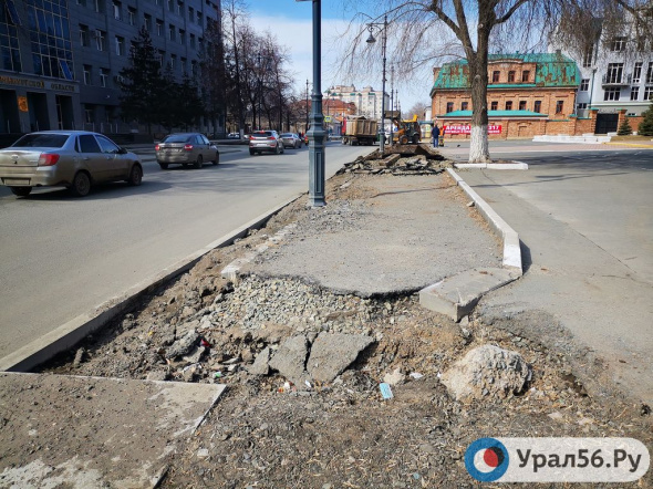 В Оренбурге идут работы по строительству прилегающей территории и тротуара к улице Комсомольской 