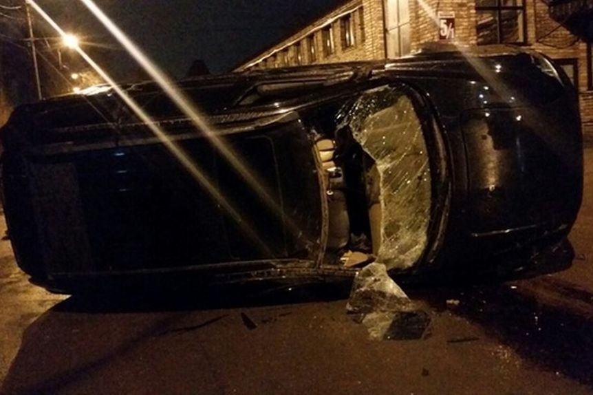 Автомобиль после ДТП. Разбито лобовое стекло. Фотографиями поделились очевидцы в соцсетях