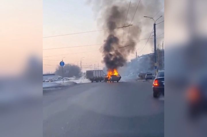 Сирена в оренбурге сегодня. Оренбург автоавария январь 2008 года. Загорелась машина ВАЗ Касли. ДТП загорелась машина в Энхалуке 2022.