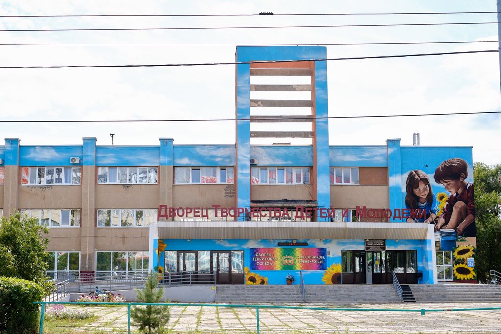 Мурал на фасаде Дворца творчества детей и молодежи. Фото: Фестиваль «Улицы культуры»