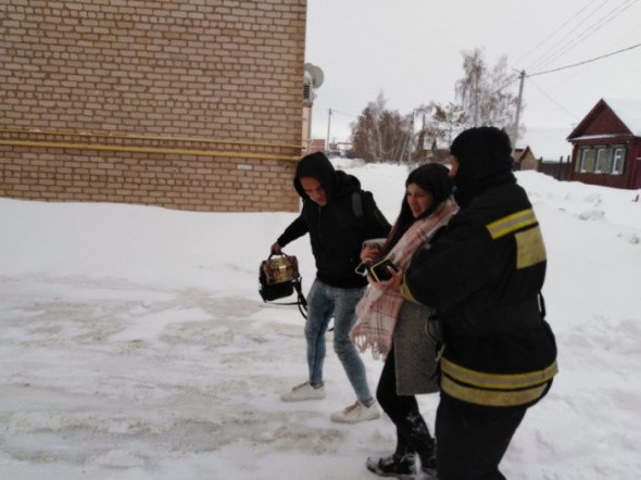В Бузулукском районе пожарные спасли беременную женщину из снежного плена