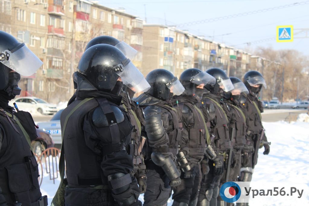 Правоохранители во время несогласованных акций протеста в Орске в январе 2021 года