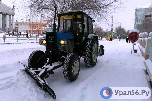 Ночью убирать улицы Орска от снега будут 20 единиц техники