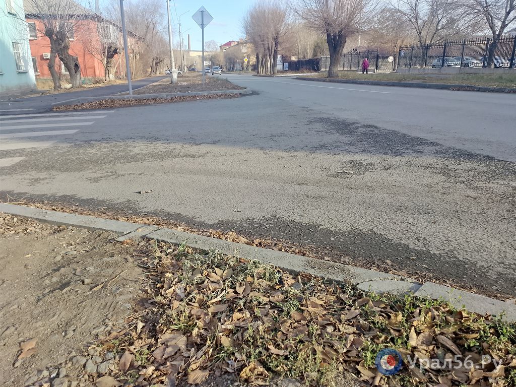 В Орске на обновленной улице Московской уже поломались бордюры