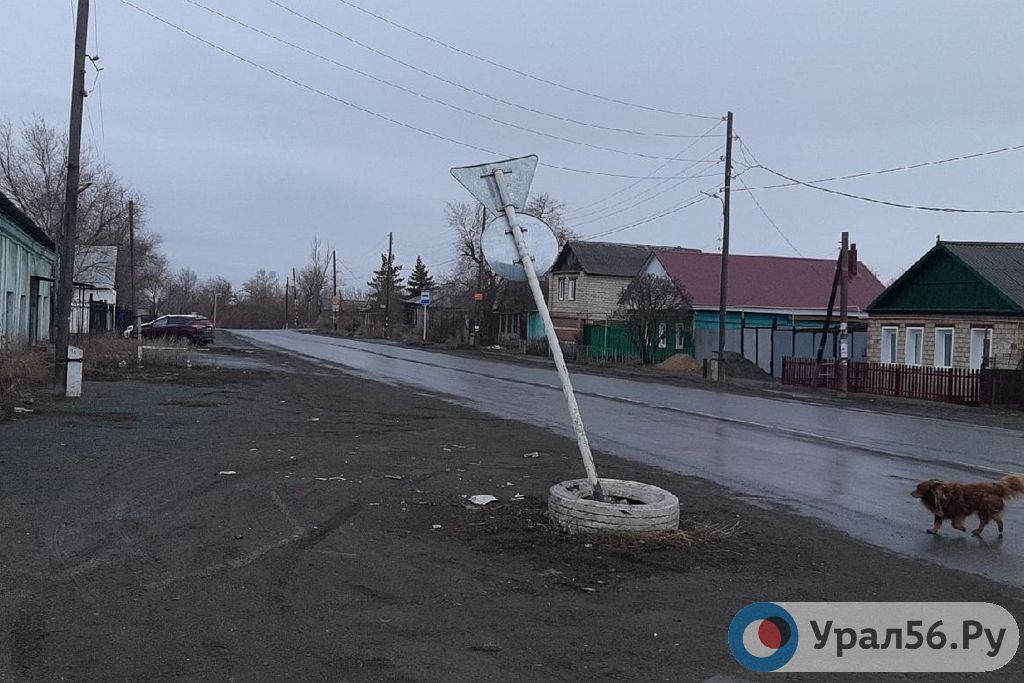 На одном из сложных перекрестков в Орске знак повредили, но восстанавливать не спешат