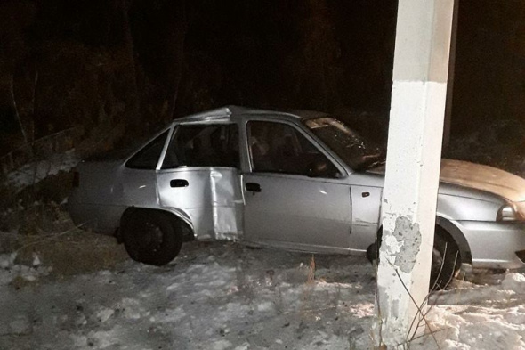Ночью на «никельской» объездной Орска автомобиль врезался в электроопору. Пострадал подросток