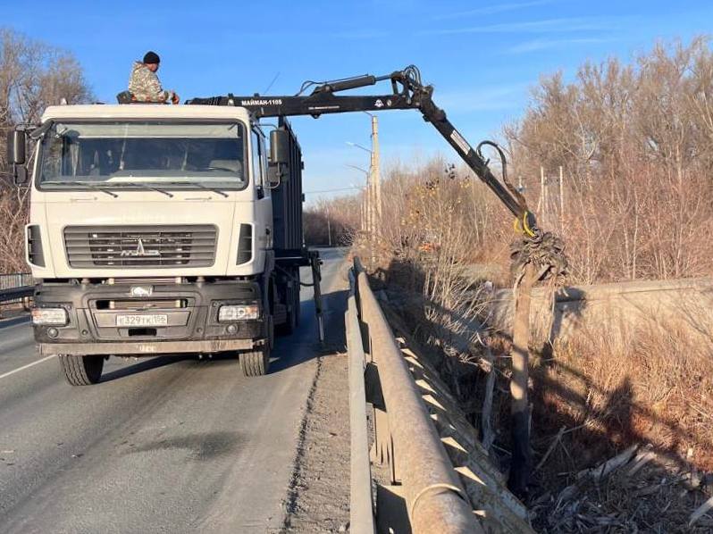 Очистка моста, фото главы Орска Артема Воробьева