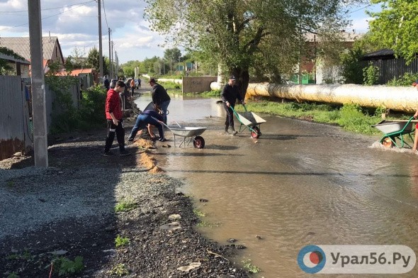 Прорыв трубопровода в Орске: жителям подтопленных домов обещают компенсировать ущерб