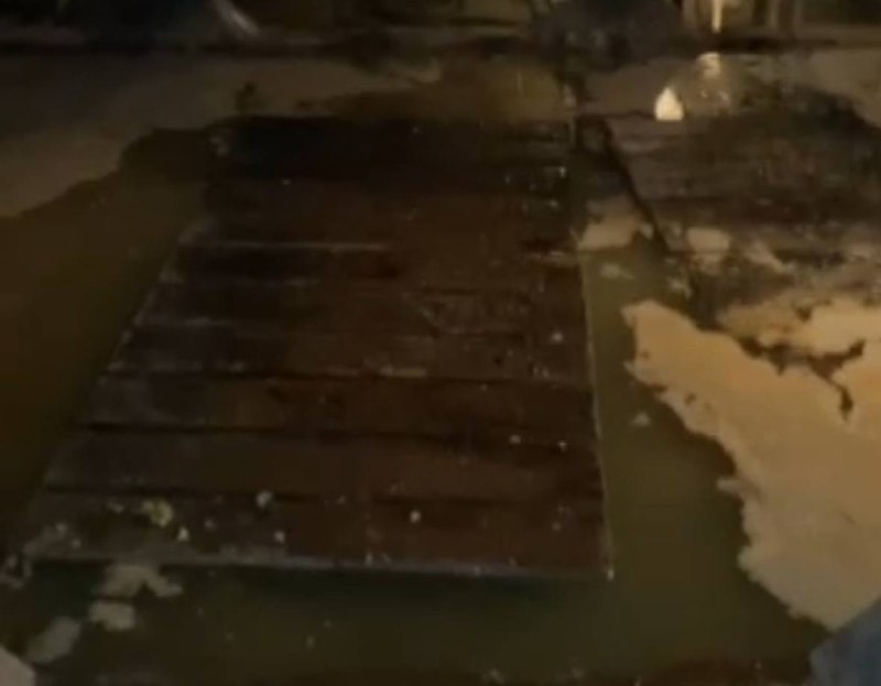 Затопленный подвал на улице Братьев Башиловых, 15/4 , фото: скрин с видео местных жителей