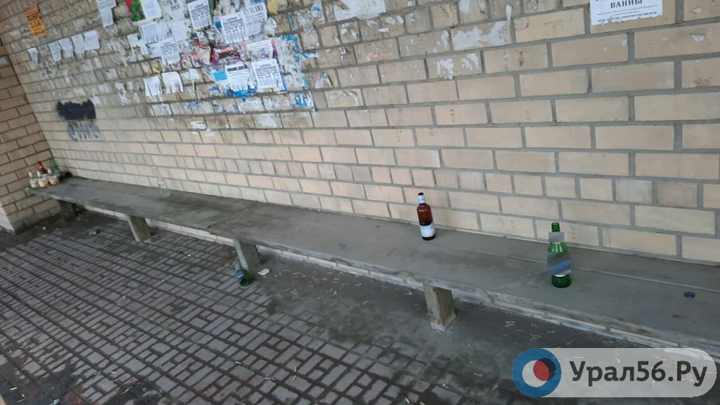Пустые бутылки и мусор в остановочном павильоне. Орск, 02.02.2021
