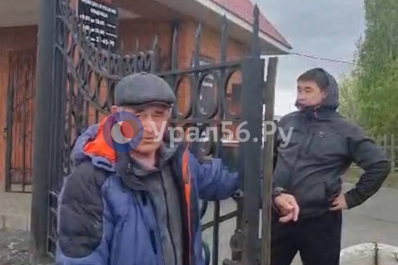У входа на кладбище в Орске. 13.05.2024