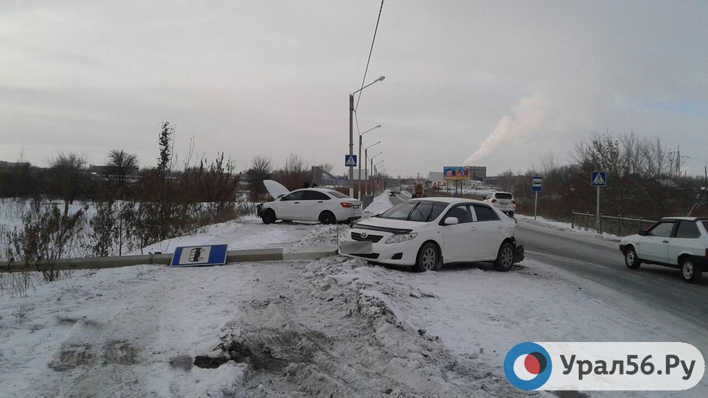 В Орске автомобиль снес опору ЛЭП