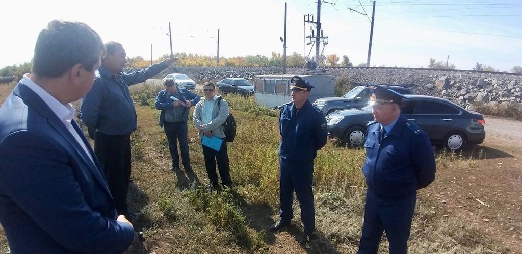 Выездное совещание на месте укрепления берега. Фото: Уральская транспортная прокуратура 